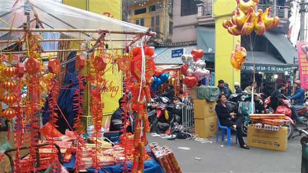 ຖະໜົນ​ຮ່າງ​ມ້​າມື້ໃກ້ຈະຮອດບຸນເຕັດ